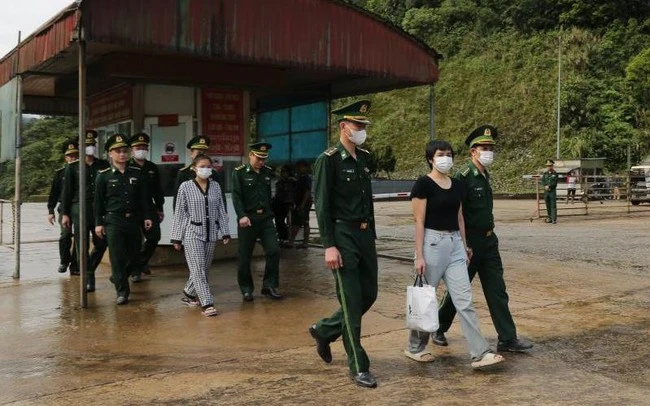 Cán bộ BĐBP đón hai nạn nhân tại cửa khẩu quốc tế Cầu Treo.