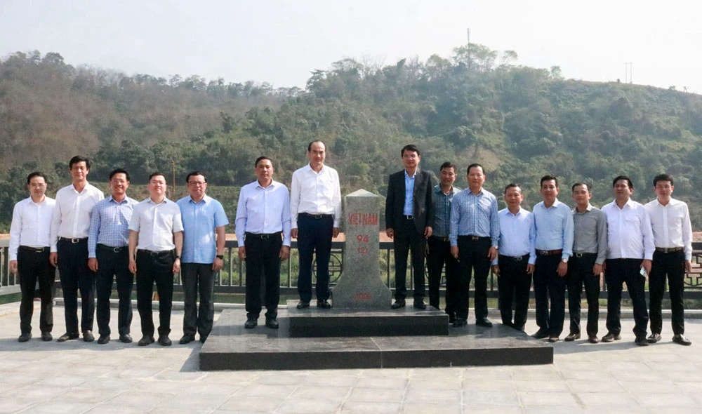 Các đồng chí lãnh đạo tỉnh, huyện chụp ảnh lưu niệm tại Cột mốc biên giới 94 (2).jpg