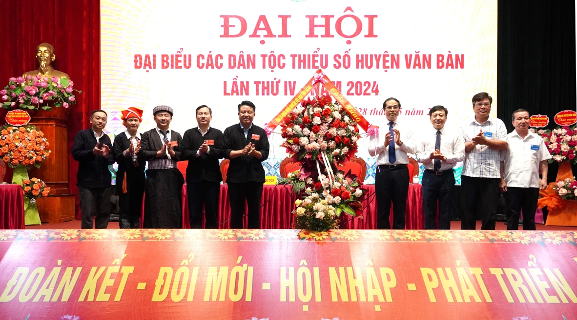 Đồng chí Trịnh Xuân Trường tặng lãng hoa chúc mừng Đại hội.JPG