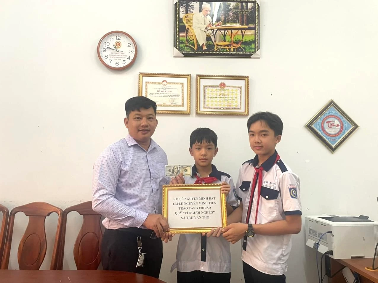 Hai anh em Lê Nguyễn Minh Đạt và Lê Nguyễn Minh Tiến trao tiền ủng hộ Quỹ “Vì người nghèo”.