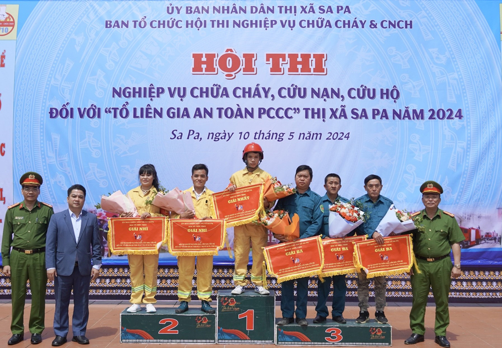 Ban Tổ chức trao giải cho các đội. IMG_6658.jpeg