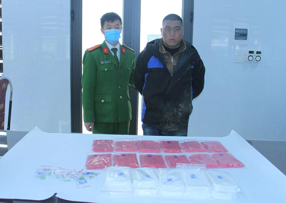 Đối tượng Giàng A Mùa cùng toàn bộ tang vật tại cơ quan điều tra.JPG