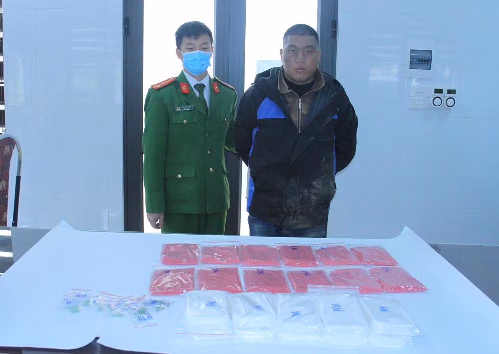 Đối tượng Giàng A Mùa cùng toàn bộ tang vật tại cơ quan điều tra.JPG