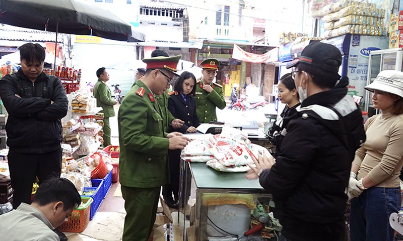 Số mỳ chính giả bị cơ quan Công an thu giữ. Số mỳ chính giả bị cơ quan Công an thu giữ.