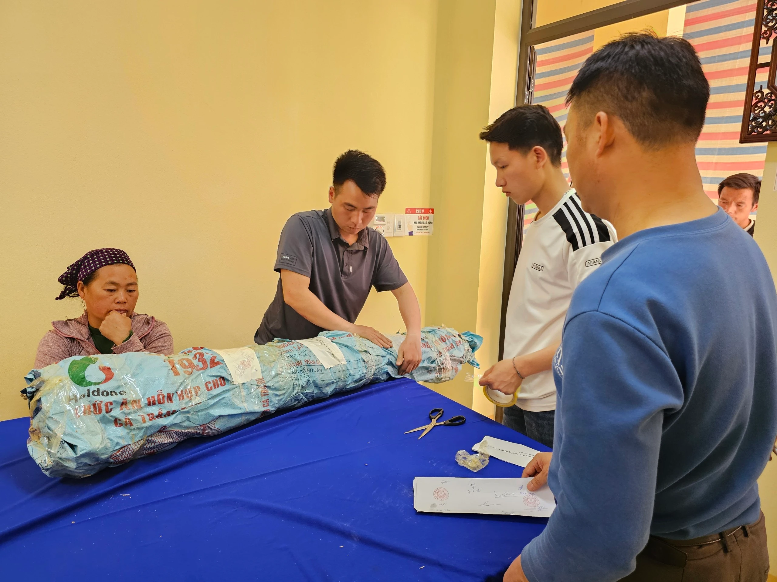 Cơ quan Công an niêm phong tang vật.jpg