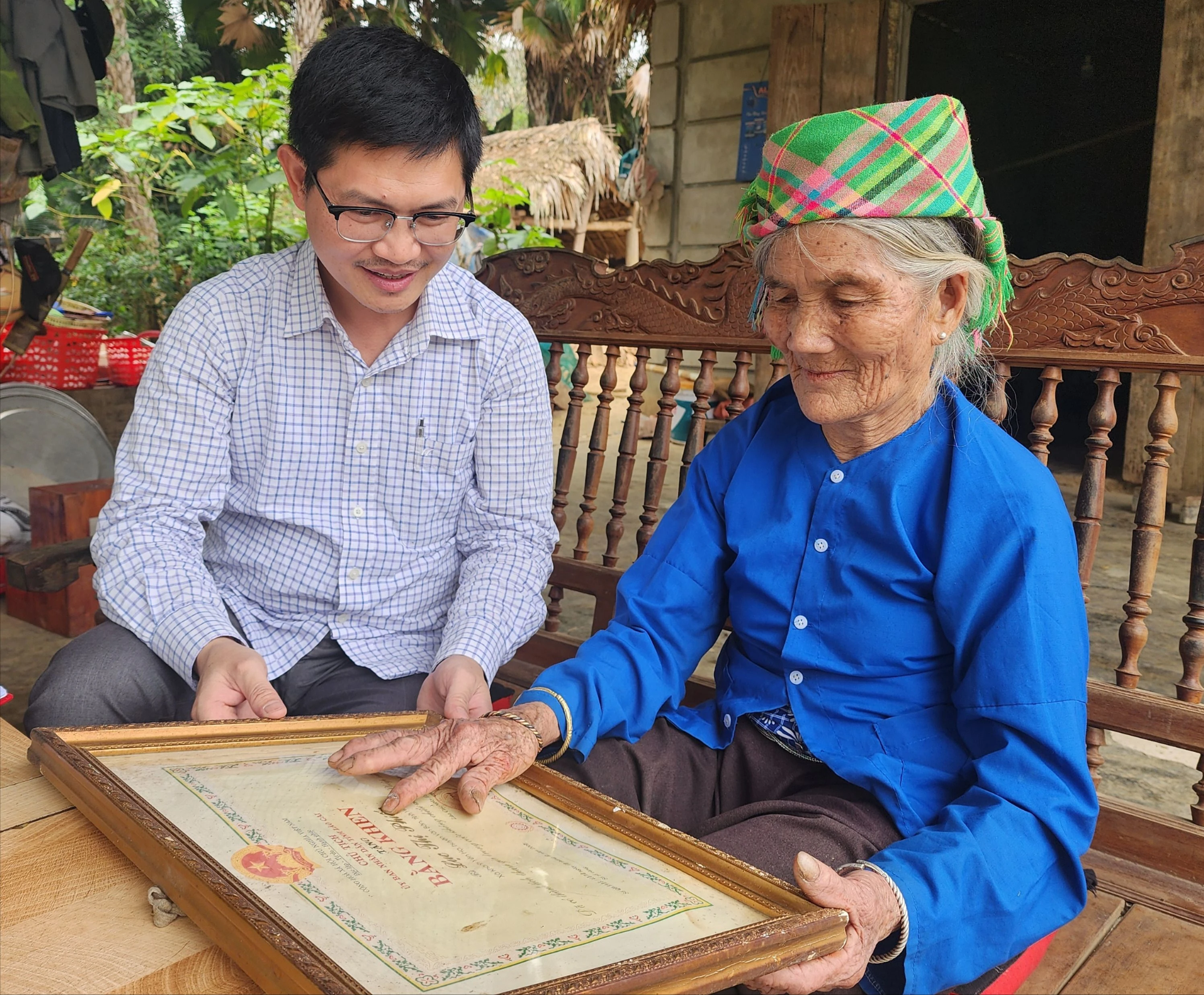 Phóng viên Báo Lào Cai tác nghiệp tại cơ sở..jpg