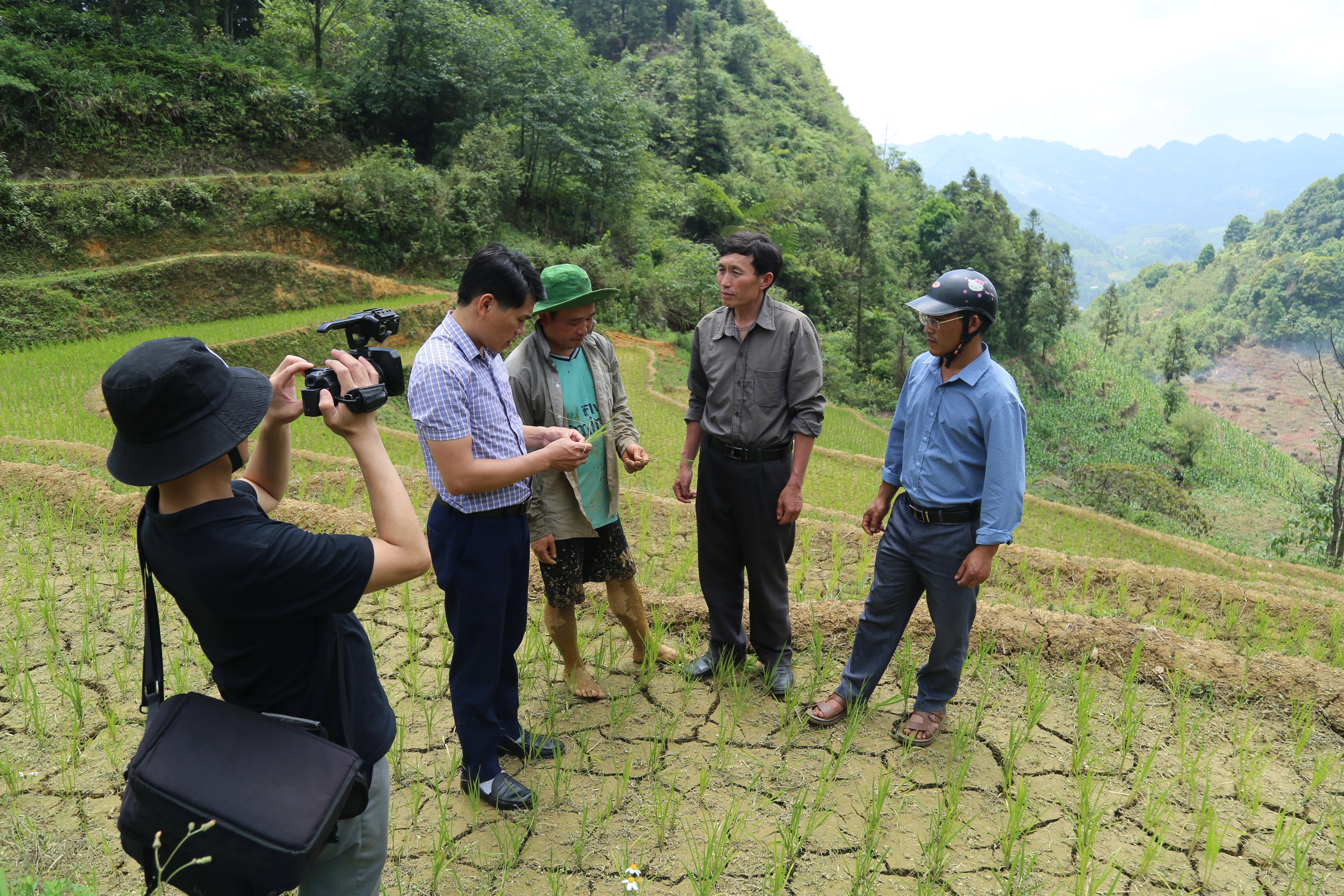 Phóng viên Báo Lào Cai luôn có mặt kịp thời ở những nơi khó khăn để đưa thông tin trung thực, khách quan đến với nhân dân các dân tộc vùng cao..jpg