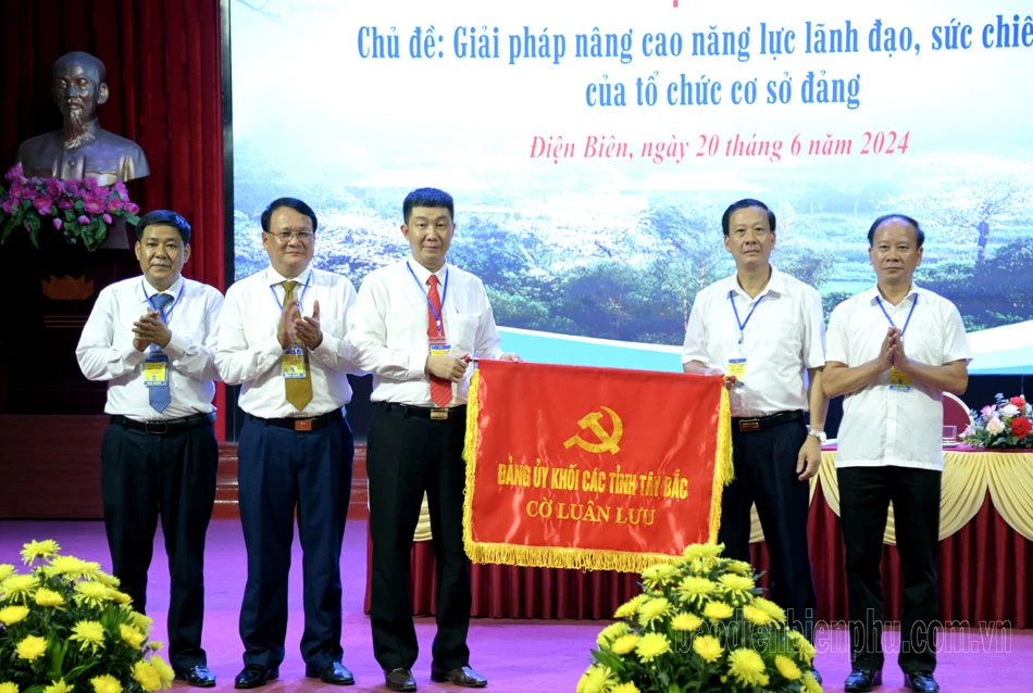 Thường trực Đảng ủy Khối CQ&amp;DN tỉnh Điện Biên trao cờ luân lưu tổ chức Hội nghị giao ban 6 tháng cuối năm 2024 cho Thường trực Đảng ủy Khối CQ&amp;DN tỉnh Sơn La.