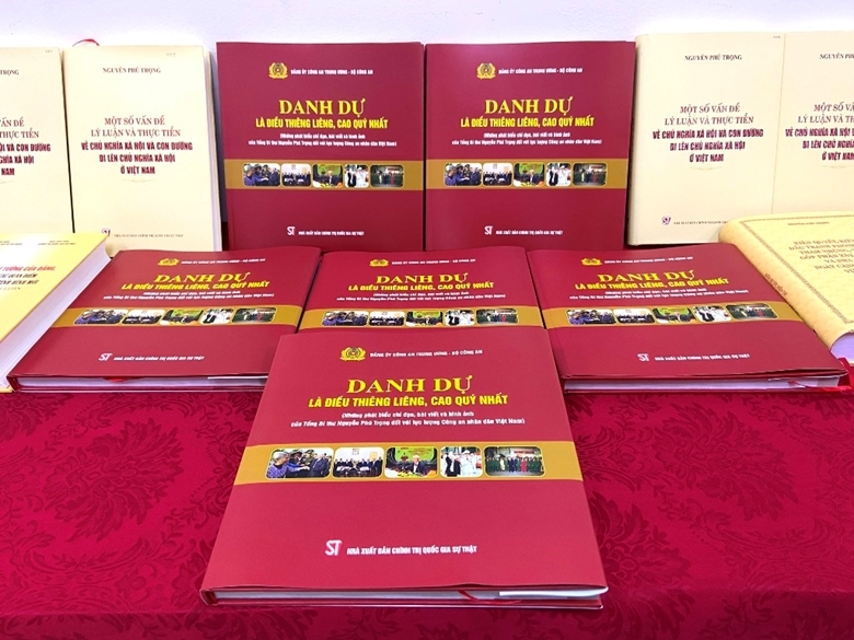 Cuốn sách “Danh dự là điều thiêng liêng, cao quý nhất" (Những phát biểu chỉ đạo, bài viết và hình ảnh của Tổng Bí thư Nguyễn Phú Trọng đối với lực lượng Công an nhân dân Việt Nam). Cuốn sách “Danh dự là điều thiêng liêng, cao quý nhất" (Những phát biểu chỉ đạo, bài viết và hình ảnh của Tổng Bí thư Nguyễn Phú Trọng đối với lực lượng Công an nhân dân Việt Nam).