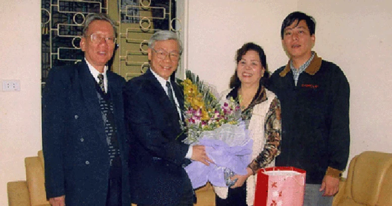 Tổng bí thư, Chủ tịch nước Nguyễn Phú Trọng đến thăm cô Đặng Thị Phúc năm 2005.