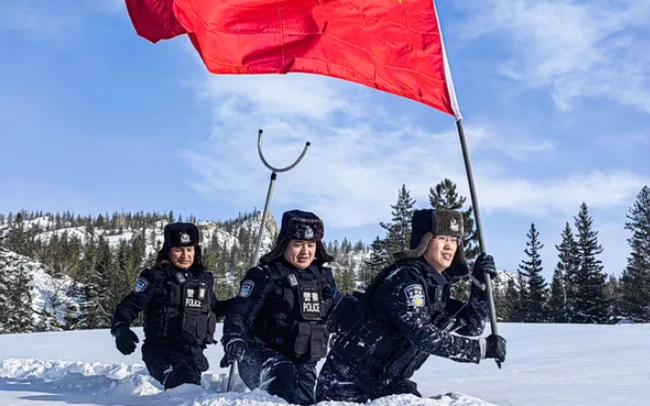 Cảnh sát tuần tra biên giới trong thời tiết giá lạnh, tuyết rơi dày ở Altay, khu vực Tân Cương, Trung Quốc.