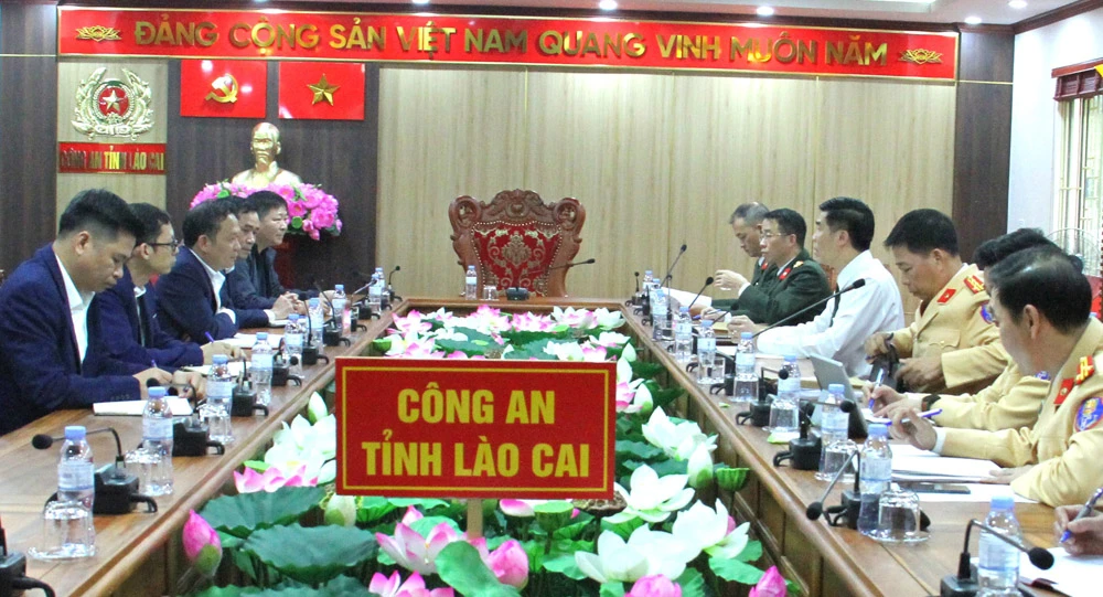 Quang cảnh buổi làm việc.JPG