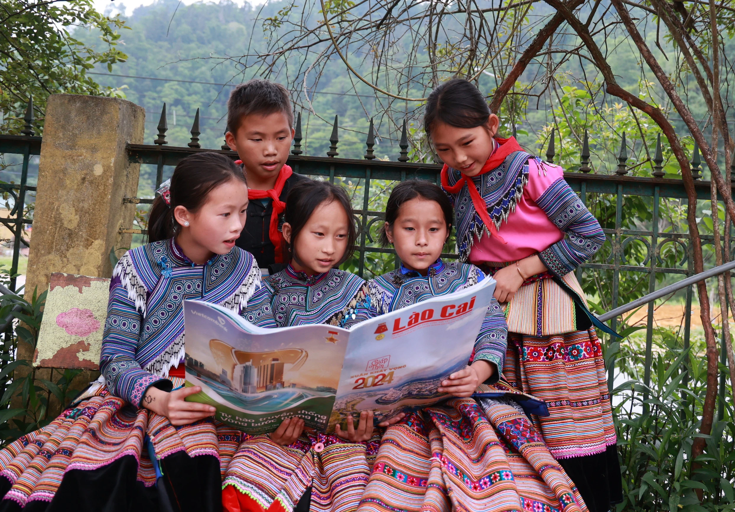 Báo Lào Cai dành cho đồng bào dân tộc luôn làm tốt công tác tuyên truyền hướng về vùng đồng bào dân tộc..jpg