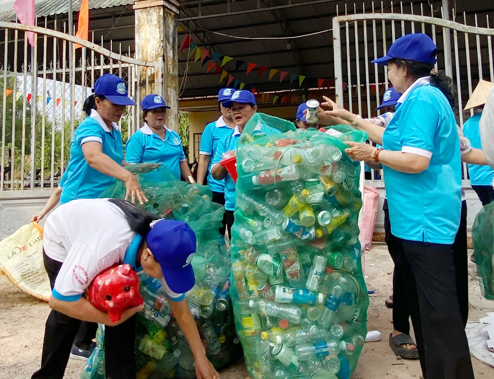 Hội viên phụ nữ xã An Lập thu gom phế liệu gây quỹ tặng người dân có hoàn cảnh khó khăn.
