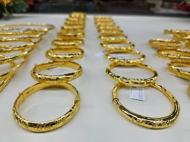 Giá vàng nhẫn trơn tăng vọt.