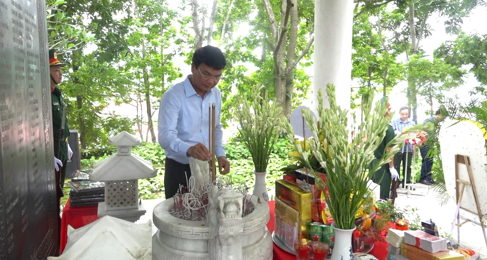 Đồng chí Đặng Xuân Phong - Ủy viên Ban Chấp hành Trung ương Đảng, Bí thư Tỉnh ủy, Trưởng Đoàn đại biểu Quốc hội tỉnh dâng hương tại di tích lịch sử Quốc gia Đồn Phố Ràng..jpg