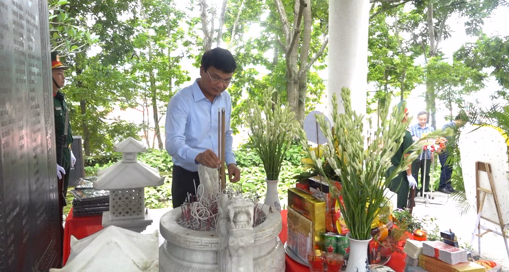 Đồng chí Đặng Xuân Phong - Ủy viên Ban Chấp hành Trung ương Đảng, Bí thư Tỉnh ủy, Trưởng Đoàn đại biểu Quốc hội tỉnh dâng hương tại di tích lịch sử Quốc gia Đồn Phố Ràng..jpg