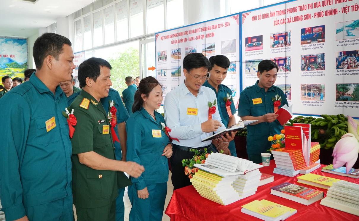 Tham quan gian trưng bày phong trào thi đua quyết thăng của các xã, thị trấn (1).JPG