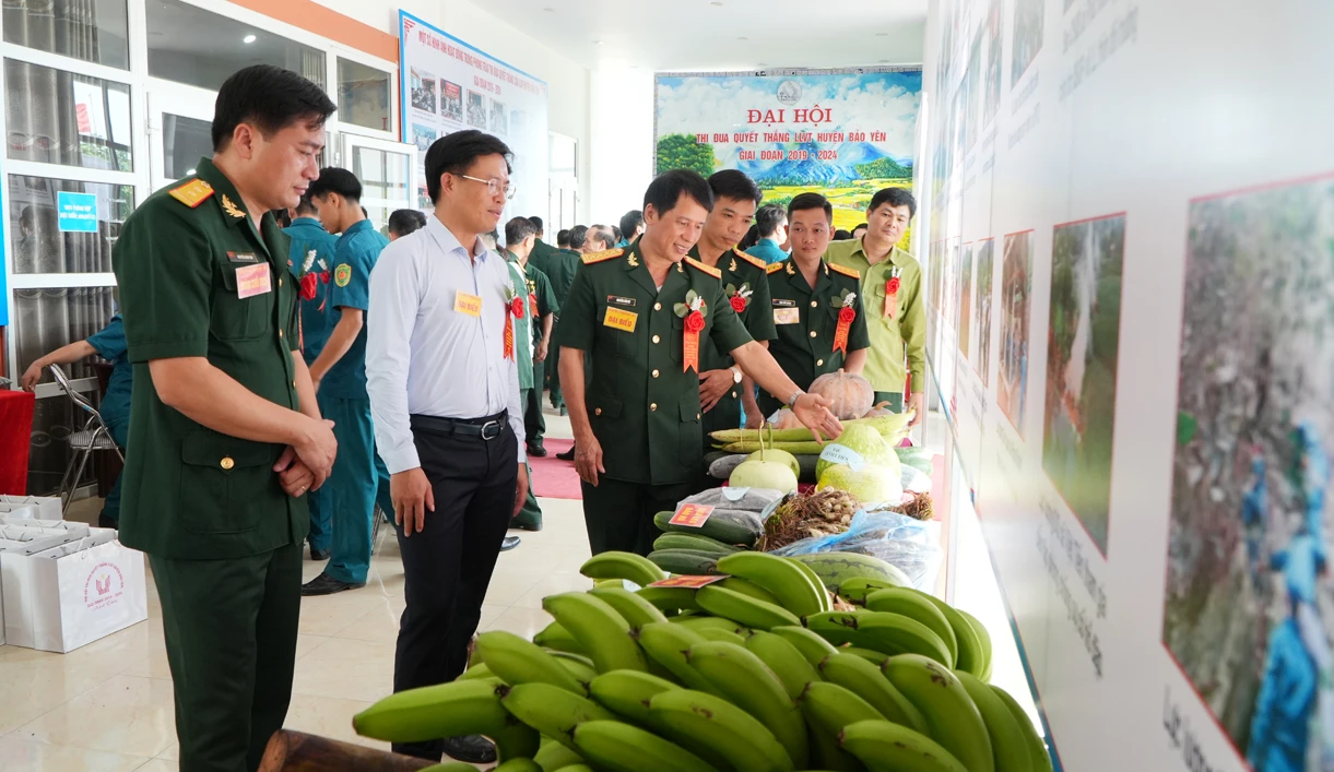 Tham quan gian trưng bày phong trào thi đua quyết thăng của các xã, thị trấn..JPG
