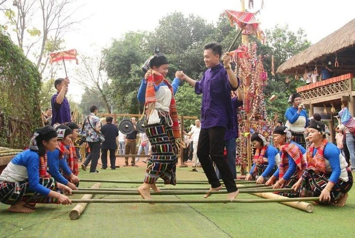 Du khách trải nghiệm hoạt động nhảy sạp cùng người dân ở vùng Tây Bắc.