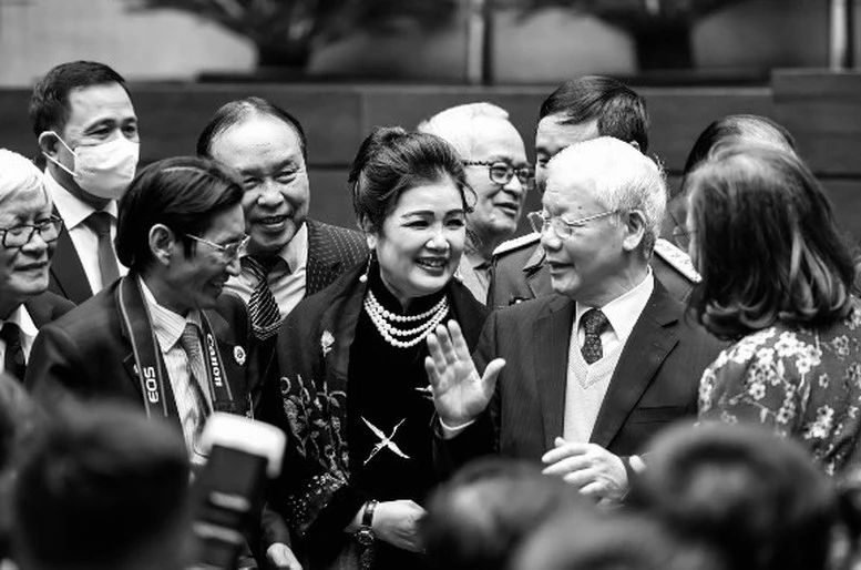 Tổng Bí thư Nguyễn Phú Trọng trò chuyện với các đại biểu tham dự Hội nghị văn hóa toàn quốc tại Nhà Quốc hội, ngày 24/11/2021.