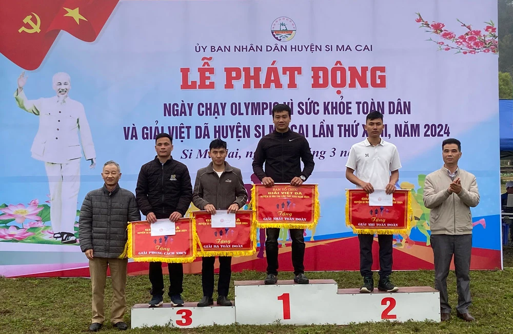 Ban tổ chức trao giải các đoàn si.jpg