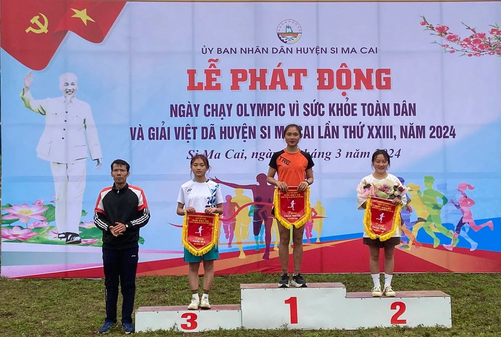 Ban tổ chức trao giải cho các VĐV đạt giải. si.jpg