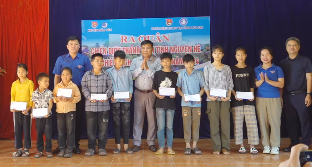 Đoàn phân viện Đại học Thái Nguyên tại Lào Cai và các nhà tài trợ tặng quà cho các em học sinh có hoàn cảnh khó khăn tại xã Thượng Hà.png