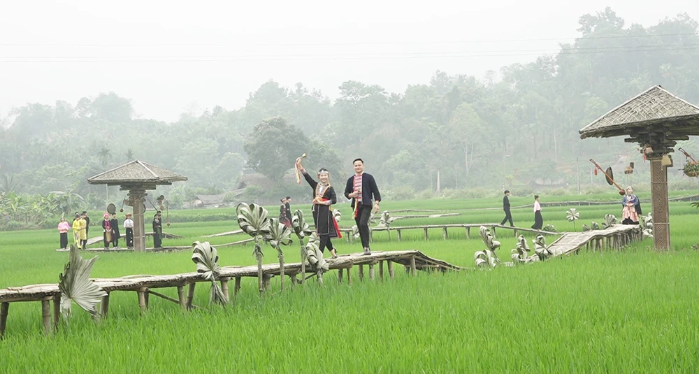 Trình diễn trang phục tại điểm check in bản Mường Kem..jpg