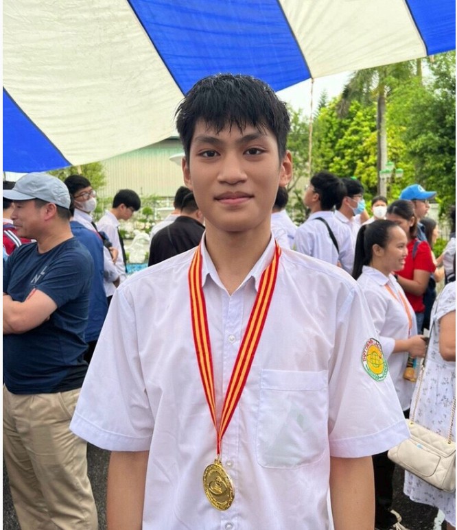 Vu Nam Hai សិស្សថ្នាក់ទី 12 (វិទ្យាល័យ Lao Cai for the Gifted) បានឈ្នះរង្វាន់លេខ 1 ផ្នែកបច្ចេកវិទ្យាព័ត៌មានក្នុងការប្រឡងជ្រើសរើសសិស្សពូកែថ្នាក់ជាតិសម្រាប់ឆ្នាំសិក្សា 2023-2024។ hai-nam.png