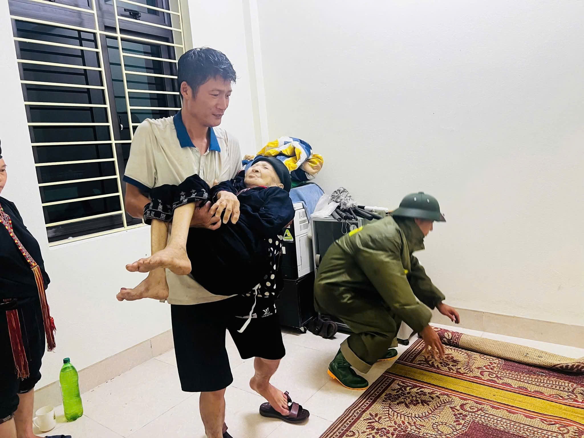 Lực lượng "4 tại chỗ" xã Chiềng Ken hỗ trợ người dân di truyển đến nơi an toàn. 80e4665608bc82e2dbad.jpg