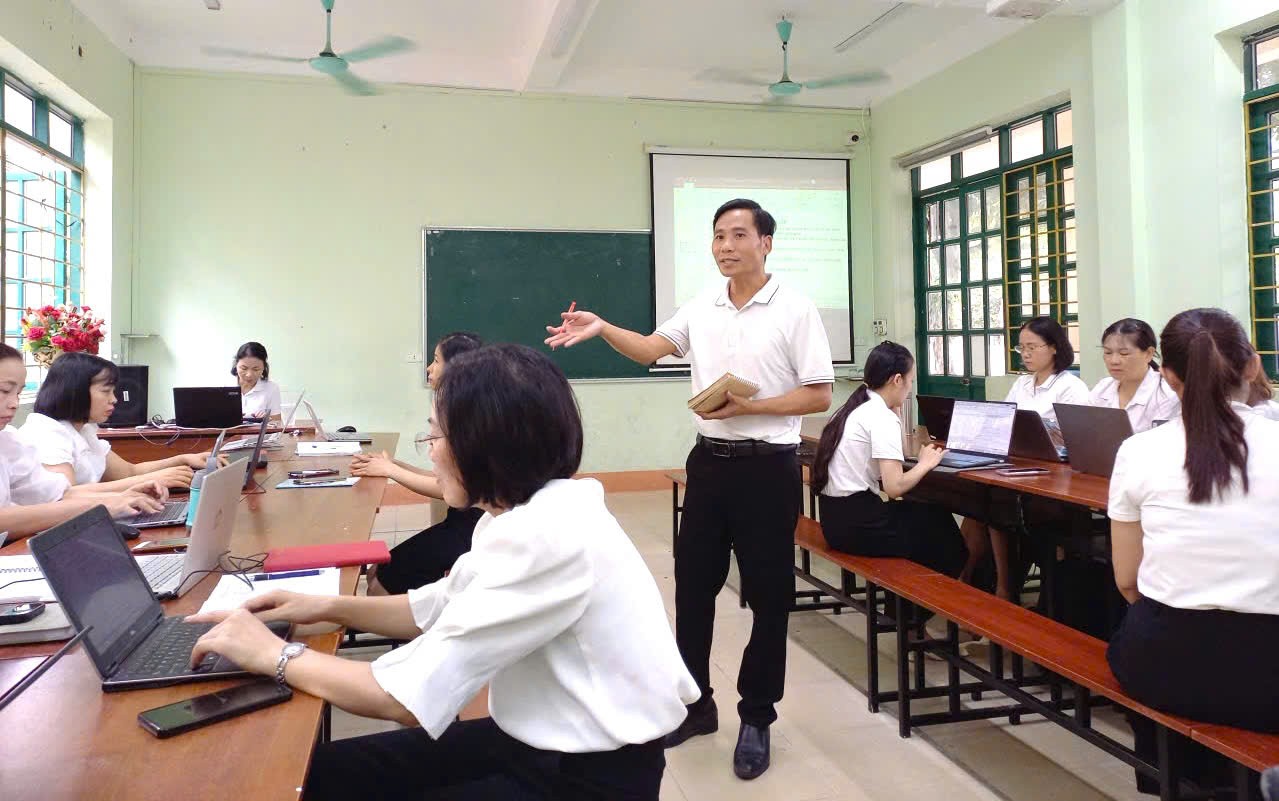 Thầy Phạm Trọng Hữu – Phó Hiệu trưởng Trường Tiểu học số 2 Bắc Cường thảo luận với các giáo viên về công tác ăn bán trú tại trường trong năm học tới. 16421b8f6afce1a2b8ed.jpg