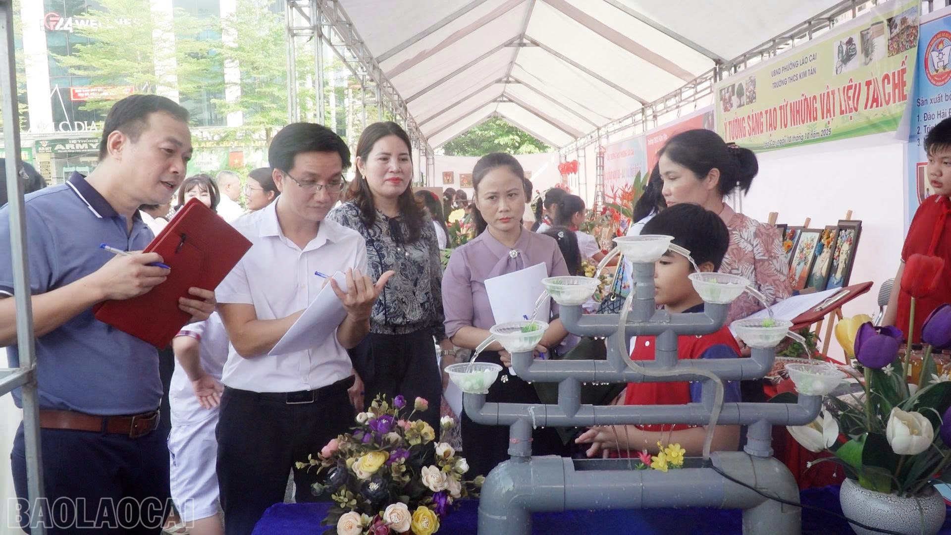 Giám khảo chấm điểm phần thi ý tưởng khởi nghiệp dành cho học sinh phổ thông. baolaocai-bl_z7101724616178-6ca508d88b98e3760b90b42e0dcc6115.jpg