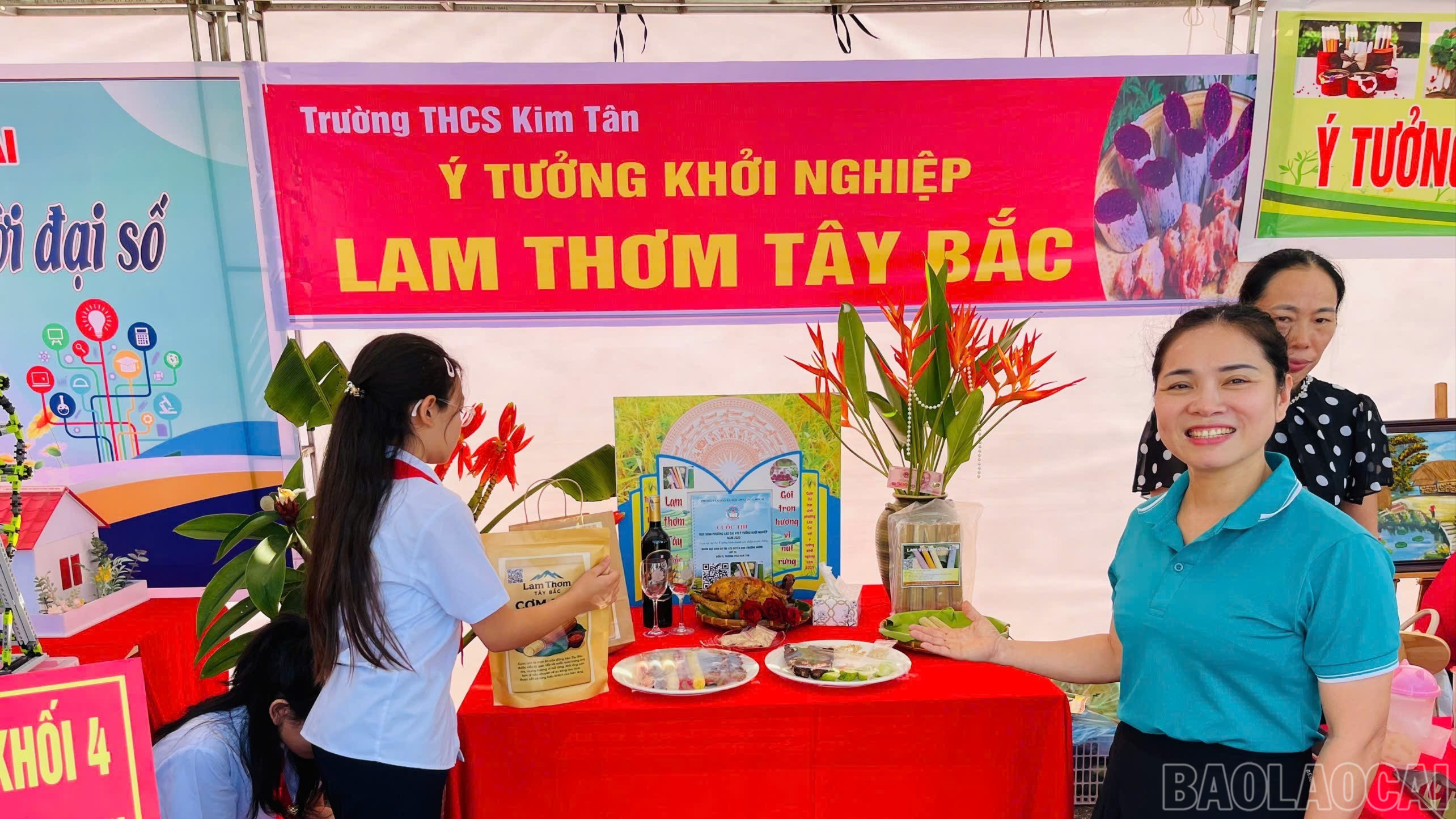 Các gian hàng công nghệ và sản phẩm OCOP trong khuôn khổ chương trình. baolaocai-bl-z7100629344206-273e3620874c007750e7a869ec2f0be9.jpg