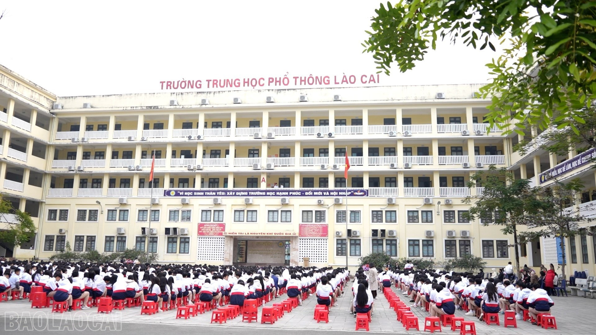 Flaggsalutceremoni på Lao Cai High School. baolaocai-bl_c656300-00-17-24still003.jpg