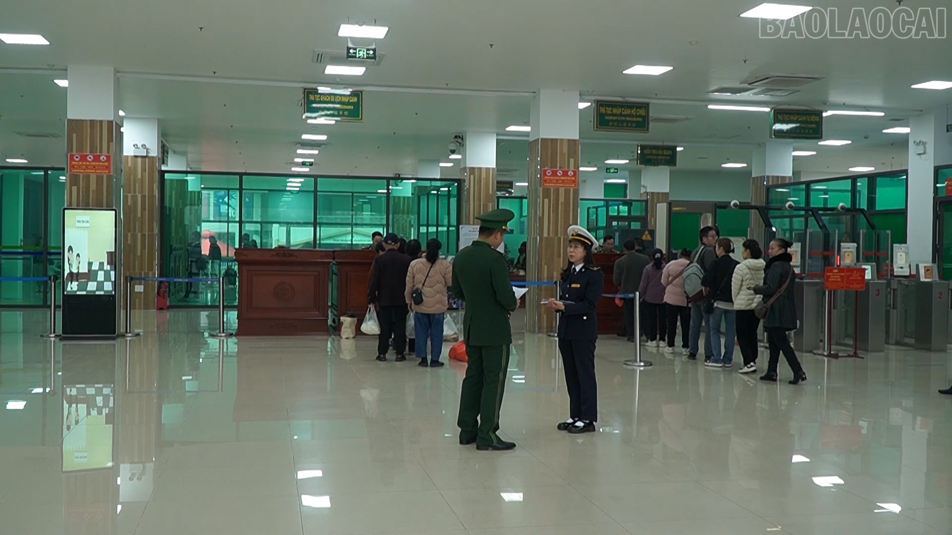 Lực lượng biên phòng thường xuyên trao đổi thông tin với các đơn vị chức năng tại cửa khẩu. baolaocai-tr_phoi-hop.jpg