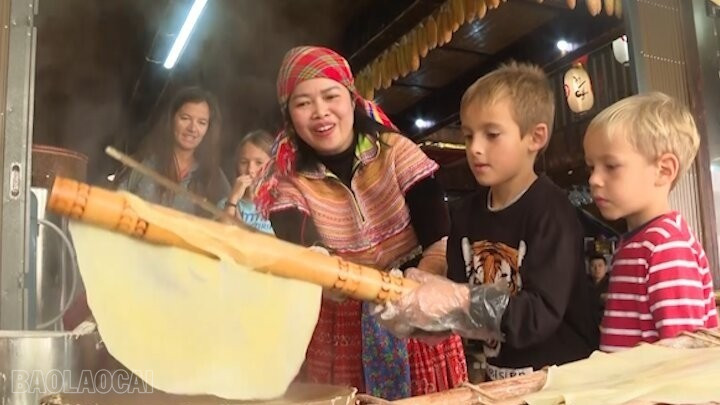 תיירים זרים נהנים מחוויית הכנת הפנקייקים בעצמם. baolaocai-bl_2.jpg