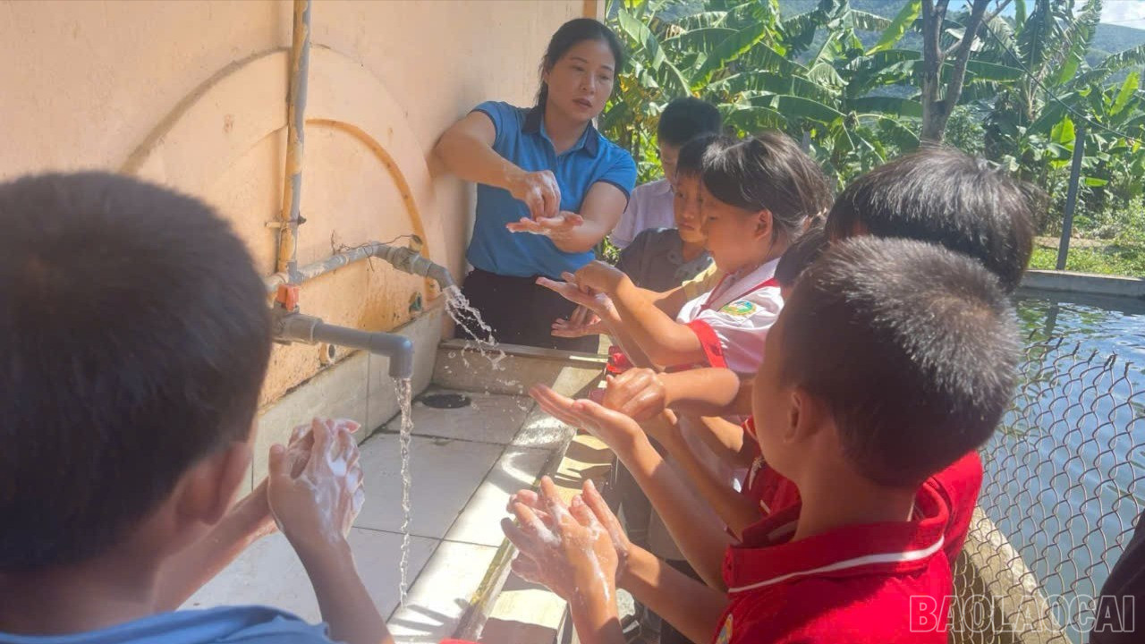 Cô giáo hướng dẫn học sinh rửa tay đúng cách tại Trường Phổ thông Dân tộc Bán trú Tiểu học Nậm Xé. baolaocai-br-z7101368480733-eff1d97d186e12feaffb0b1f07a22260.jpg