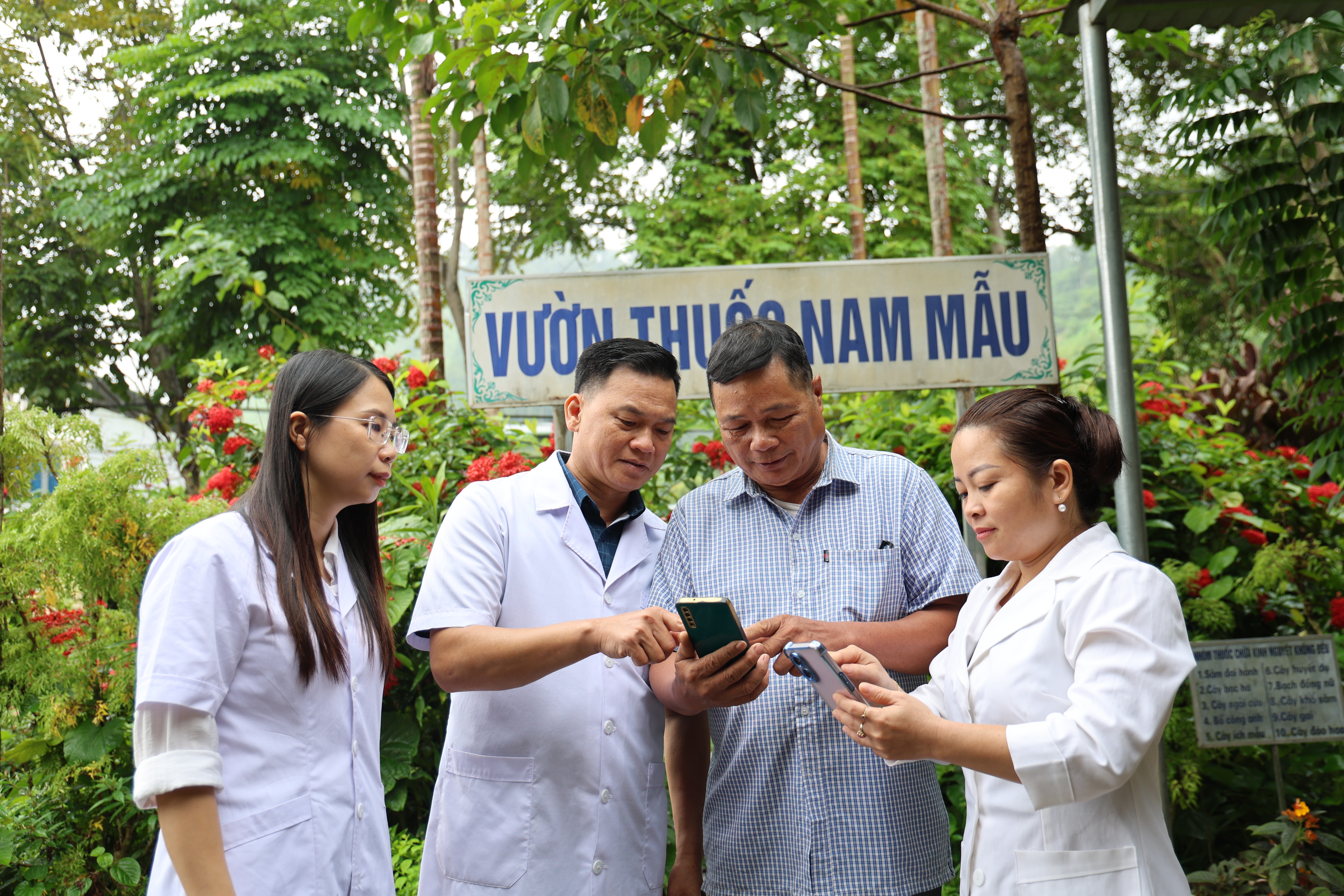 Nhân viên Trạm Y tế xã Văn Bàn hướng dẫn người dân sử dụng hồ sơ sức khỏe điện tử trên điện thoại. img-9920.jpg