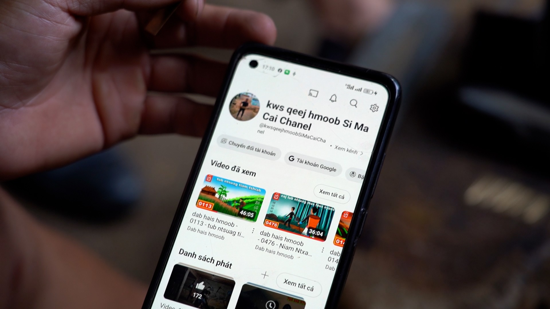 เกียง อา เคย์ ใช้สมาร์ทโฟนเชื่อมต่อกับลูกค้าผ่านช่อง YouTube ส่วนตัว ซึ่งเป็นส่วนหนึ่งของกลยุทธ์การตลาดสมัยใหม่ที่ช่วยให้เขานำขลุ่ยม้งเข้าใกล้โลกภายนอกมากขึ้น 8.jpg