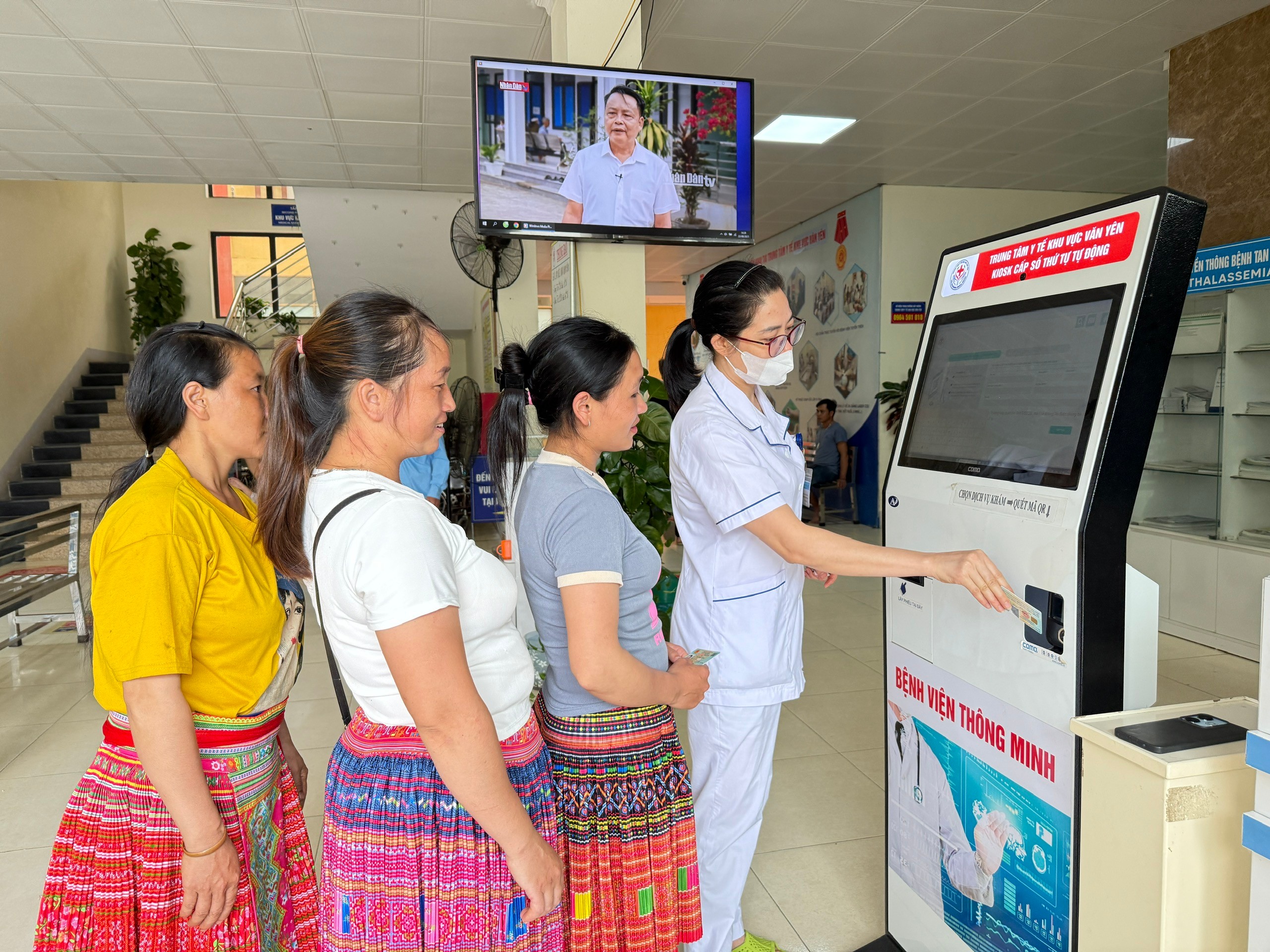 Hướng dẫn người dân lấy số thứ tự tại Trung tâm Y tế khu vực Văn Yên. 8164bb788fdd07835ecc.jpg