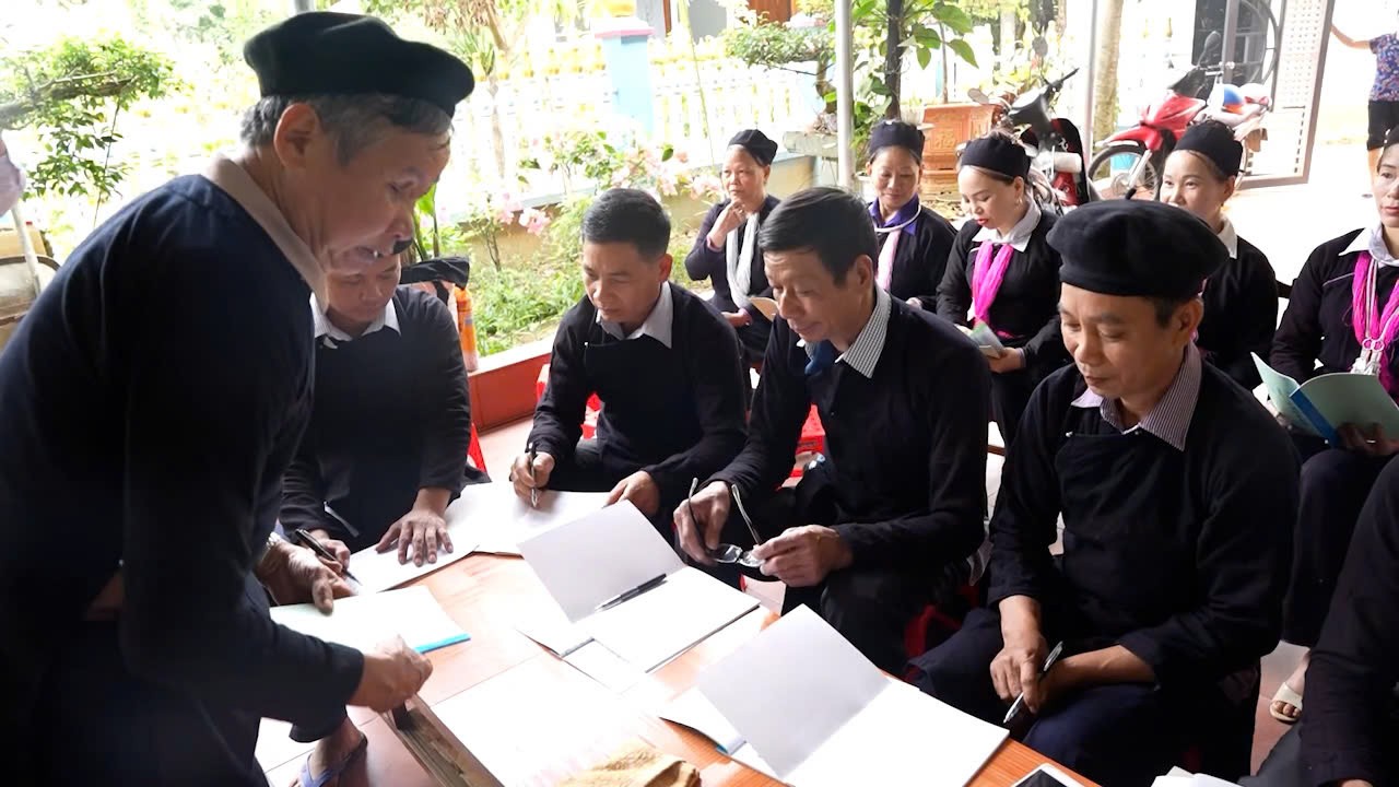 Ông Đặng Hồng Khánh dạy chữ Nôm Dao cho học viên. 477624bcf66d7d33247c24.jpg