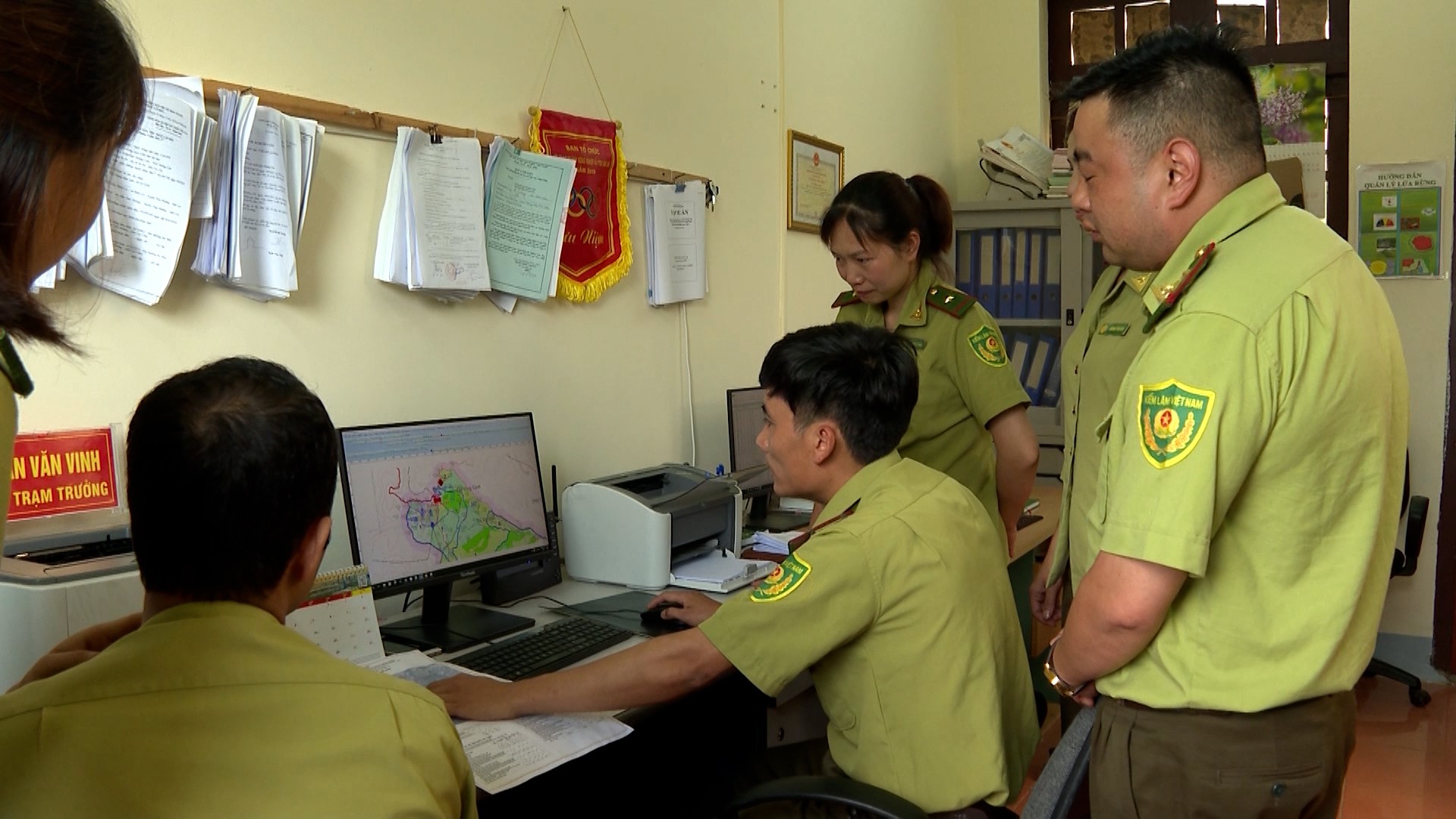 Lực lượng kiểm lâm Hoàng Liên kiểm tra các điểm có nguy cơ xảy ra cháy rừng. 10.jpg