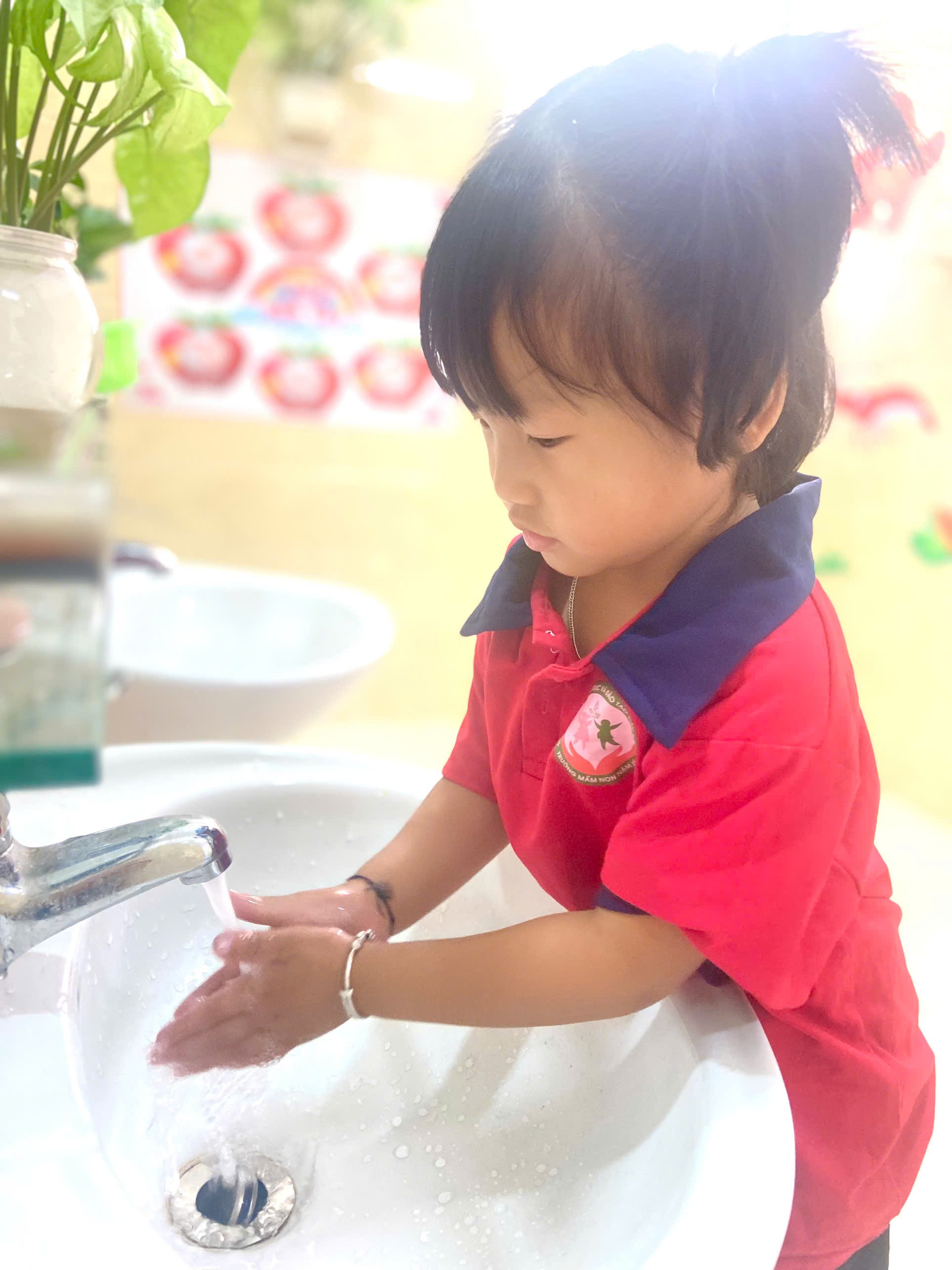 Các bé tại Trường Trường Mầm non Nậm Xé rửa tay trước bữa ăn. z7102121278323-bdcd63f74dc77235edcf40d033a24baa.jpg