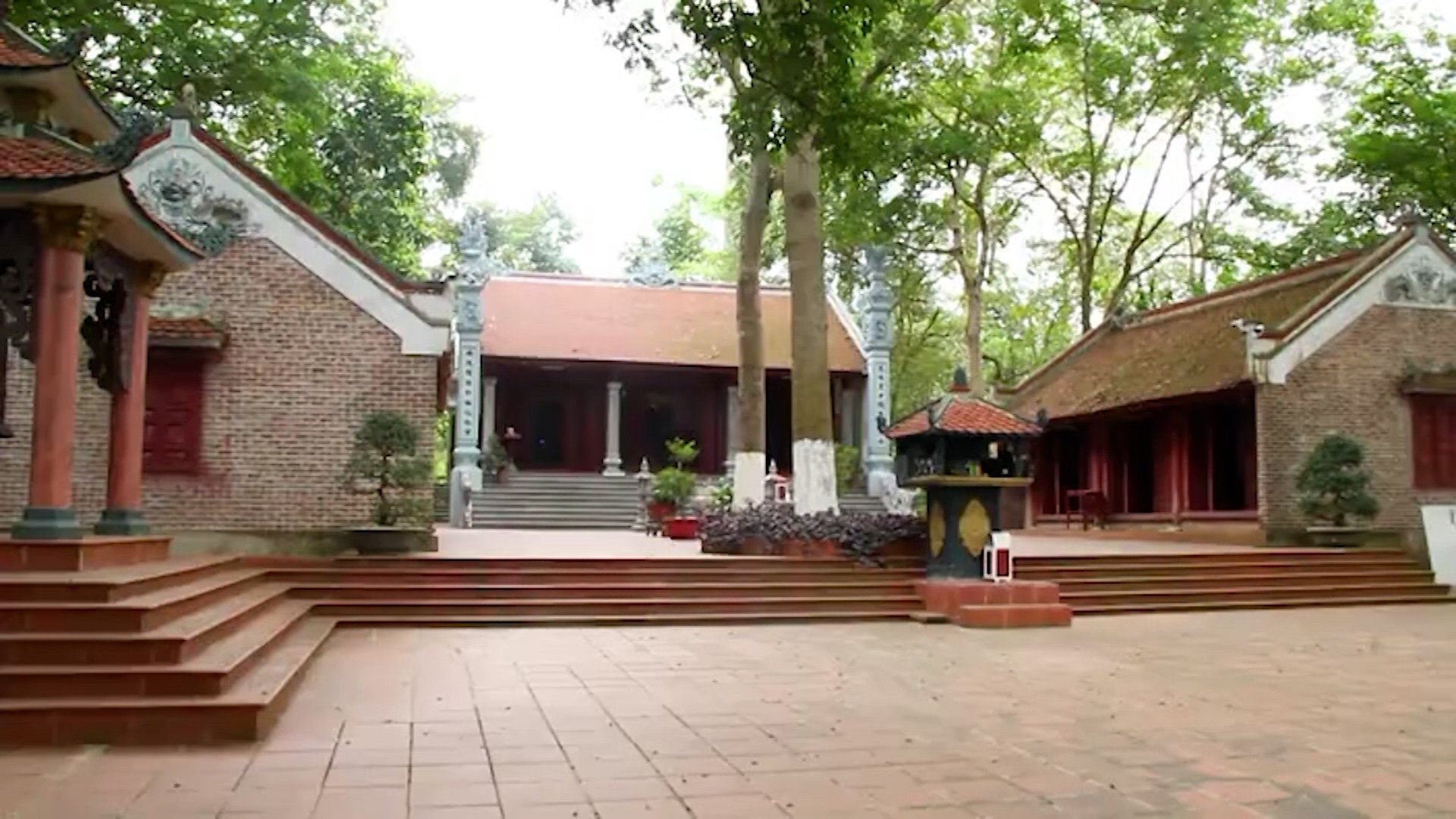 Trước cửa đền Ken. 31.jpg