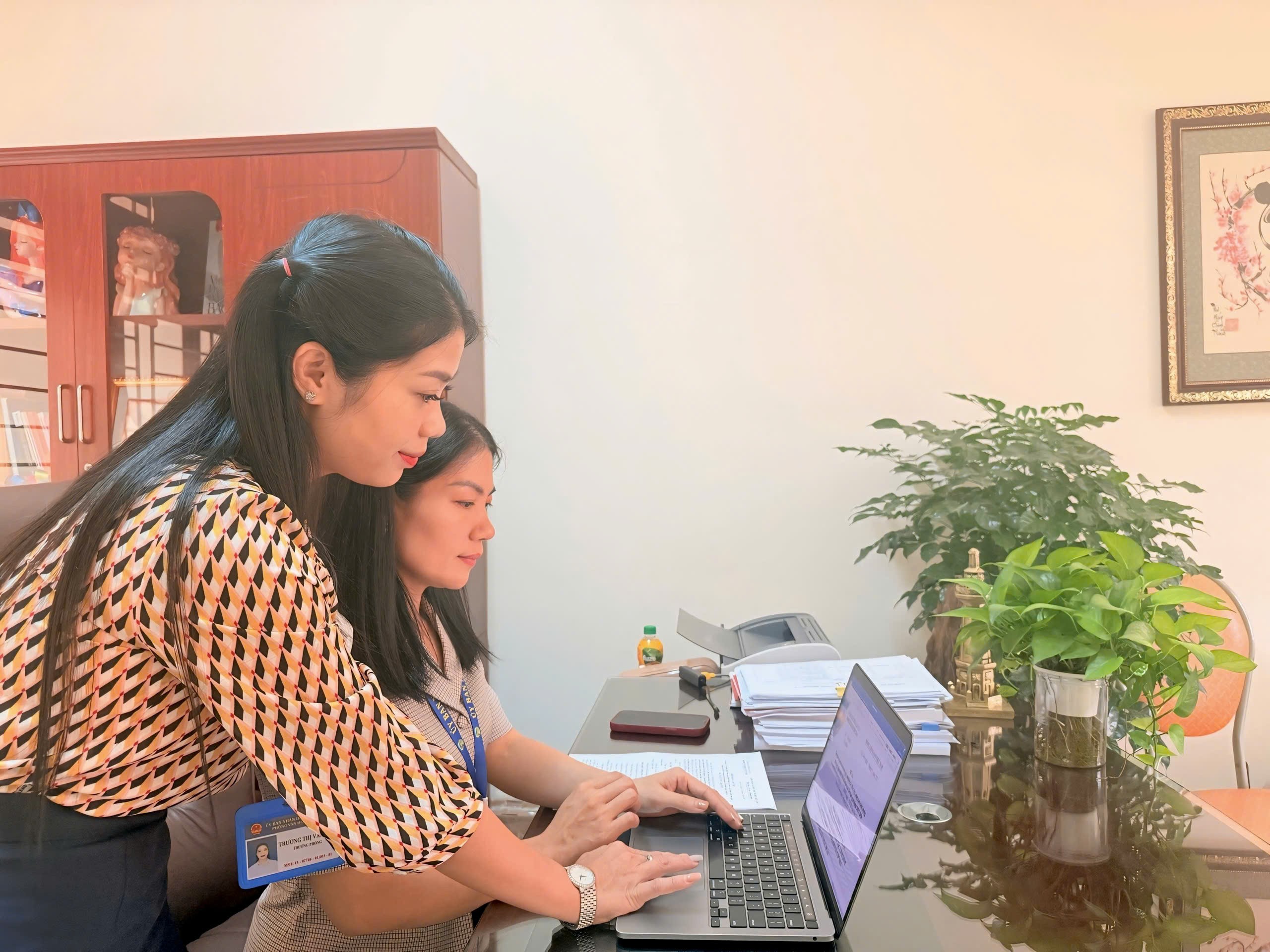 Chị Trương Thị Vân Anh và chị Bùi Thị Luyến thảo luận công việc. va1.jpg