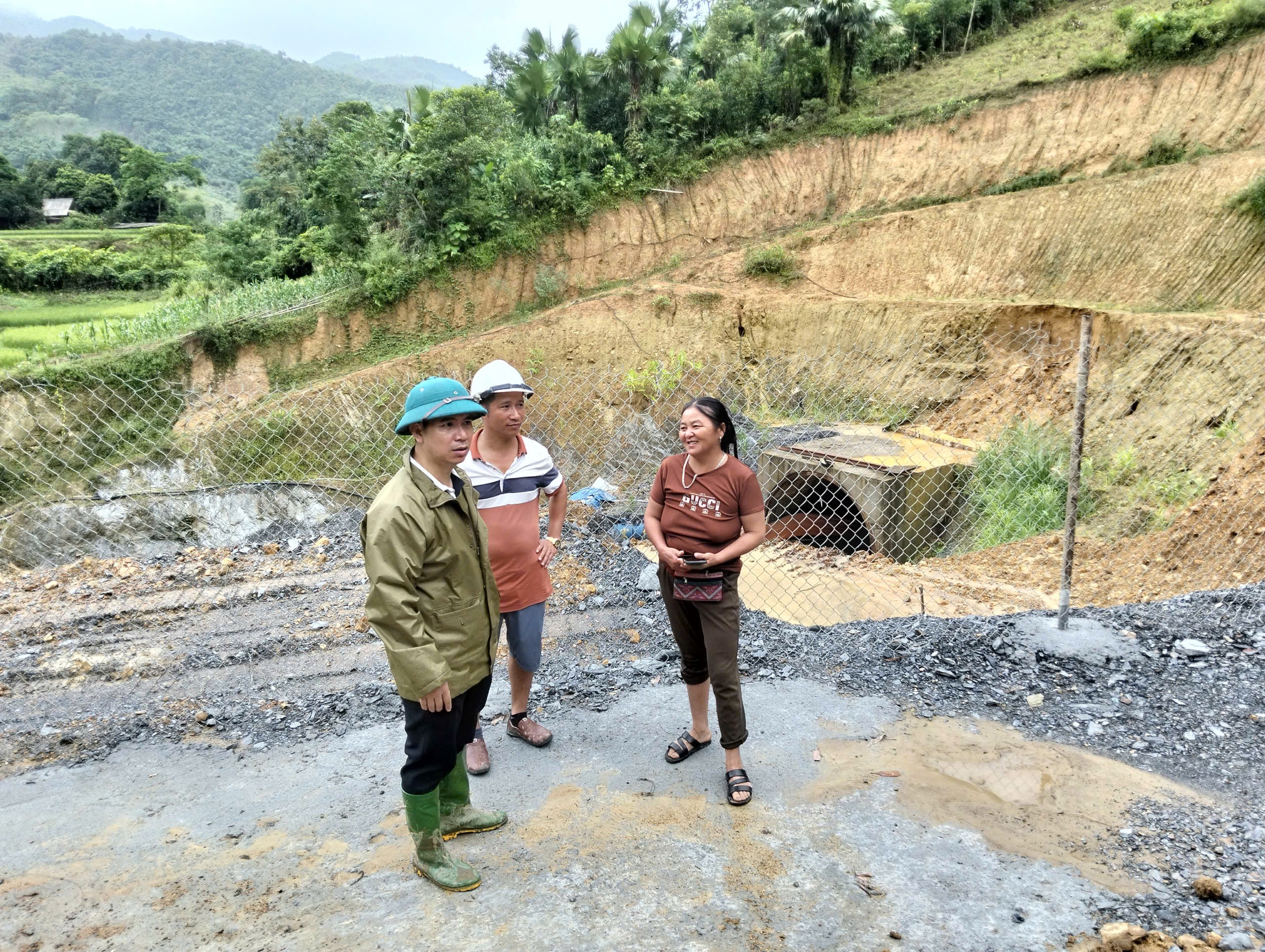Đồng chí Đinh Đắc Trí - Chủ tịch UBND xã Chiềng Ken trực tiếp xuống cơ sở kiểm tra khu vực sạt lở sau lũ. 4e04e8b6865c0c02554d.jpg