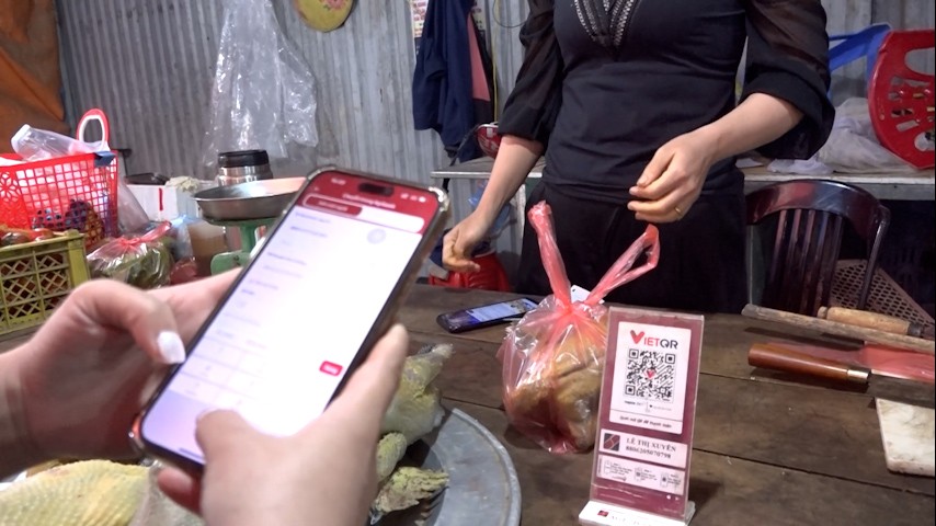 Người dân Si Ma Cai thường xuyên thanh toán qua mã QR khi đi chợ . 100902249715518513800-02-58-20still022.jpg