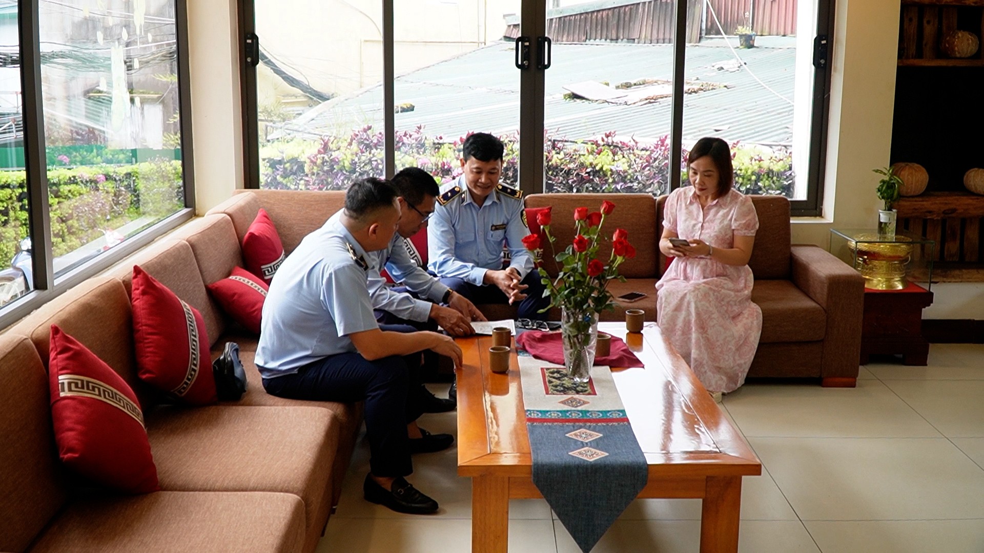 Đội Quản lý Thị trường số 6 kiểm tra giấy phép cơ sở lưu trú tại phường Sa Pa. 6-6697.jpg