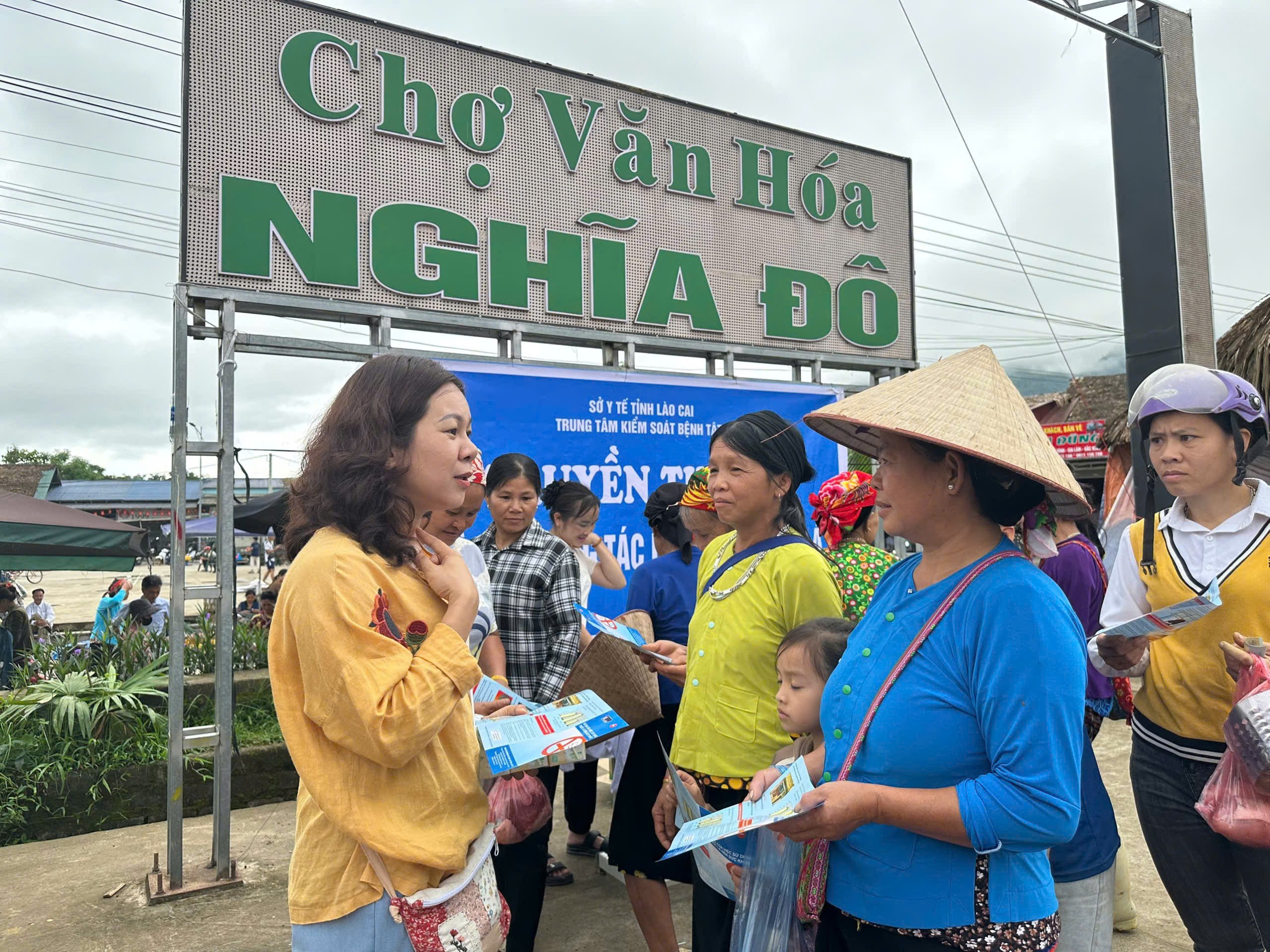 Cán bộ y tế giải đáp thắc mắc và hướng dẫn người dân cách nhận diện, phòng ngừa, từ bỏ thuốc lá. z6853135422579-edbfc61c237dddaedaea5fa78b682564.jpg
